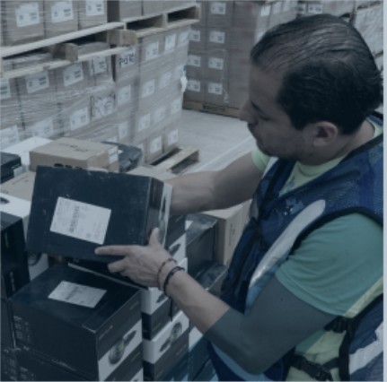 Operador de Chronos empacando y etiquetando cajas
