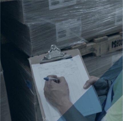 Operador de Chronos inspeccionando productos entrantes para detectar daños y verificar conteos