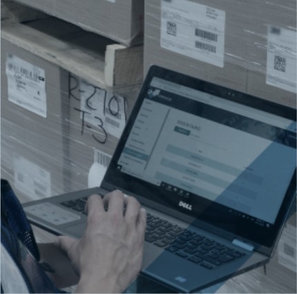 Operador registrando resultados de pruebas de producto en una laptop