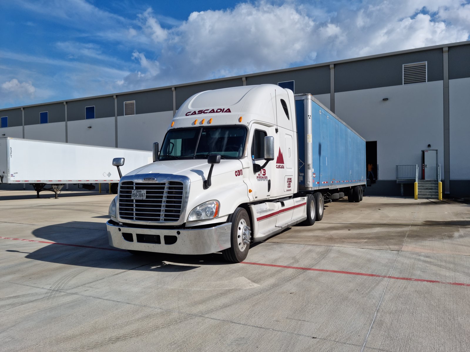 Tráiler estacionado en un andén de carga del almacén 3PL de Chronos USA en Houston, TX