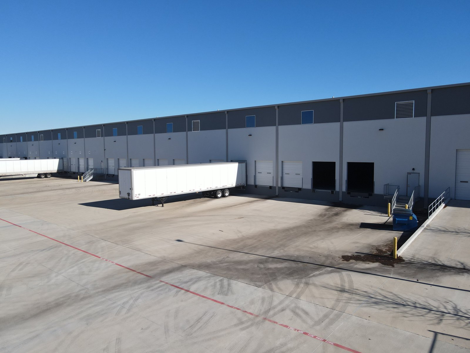 Andenes de carga y patio de tráileres del almacén de Chronos USA en Houston