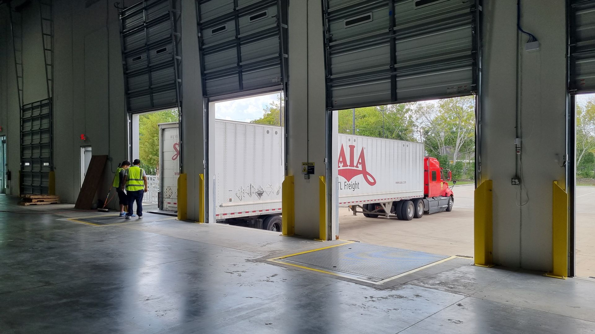 Caja de tráiler acoplada a un andén del almacén de Chronos USA