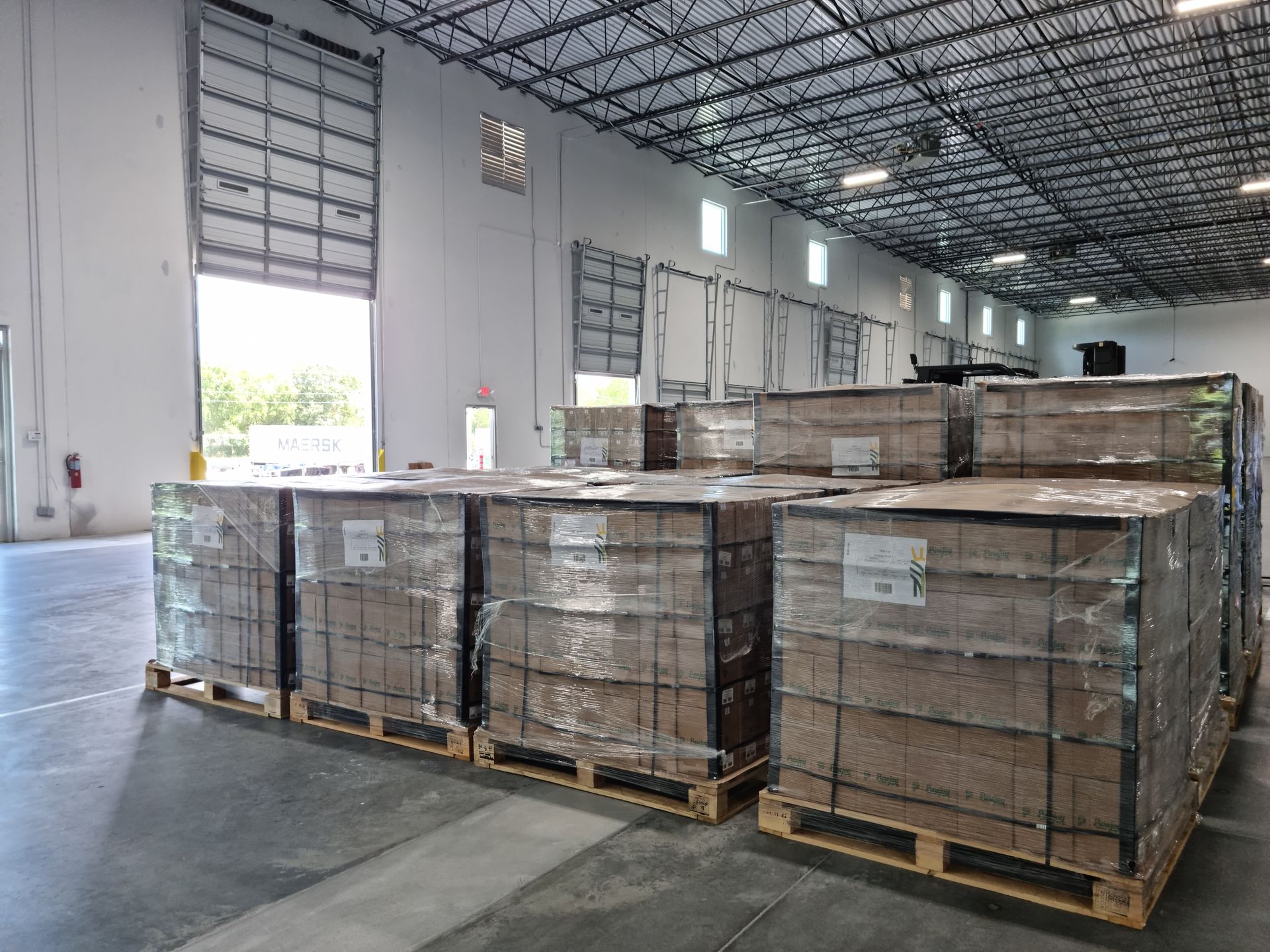 Tarimas emplayadas con inventario de clientes almacenadas en Chronos USA en Houston