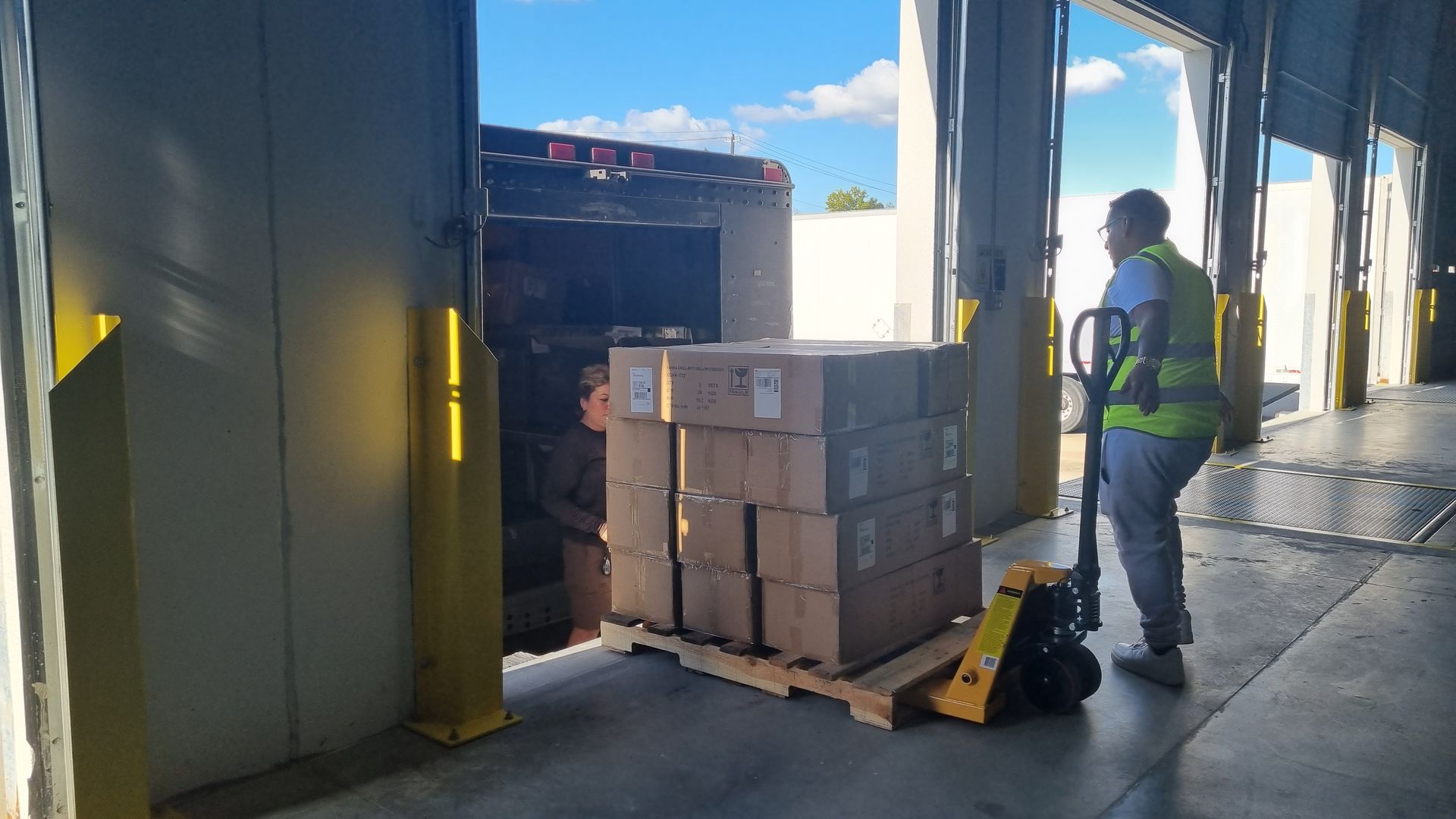 Equipo de Chronos USA descargando inventario de un cliente en un andén