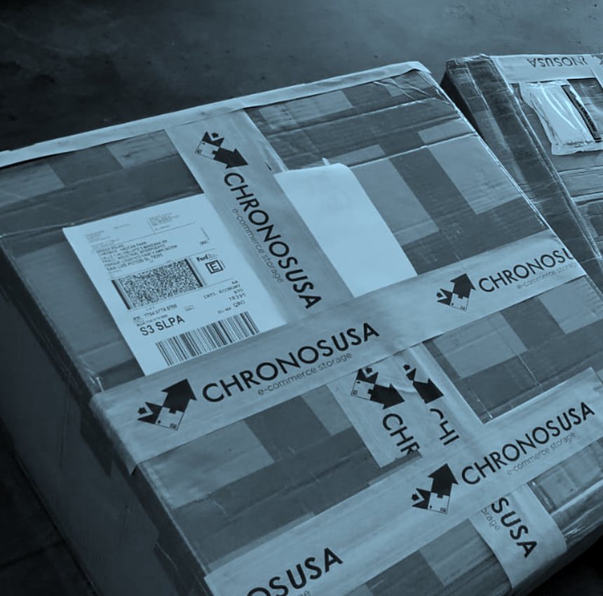 Cajas con etiquetas de envío aplicadas, selladas con cinta de Chronos USA