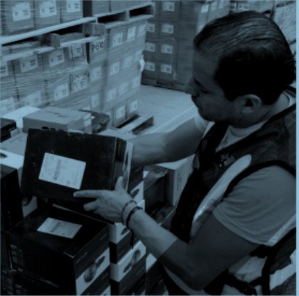 Operador de Chronos empacando productos con empaque protector