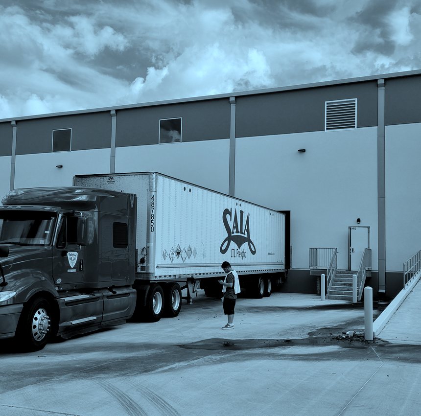 Tráiler en un andén del almacén de Chronos USA en Houston, listo para carga