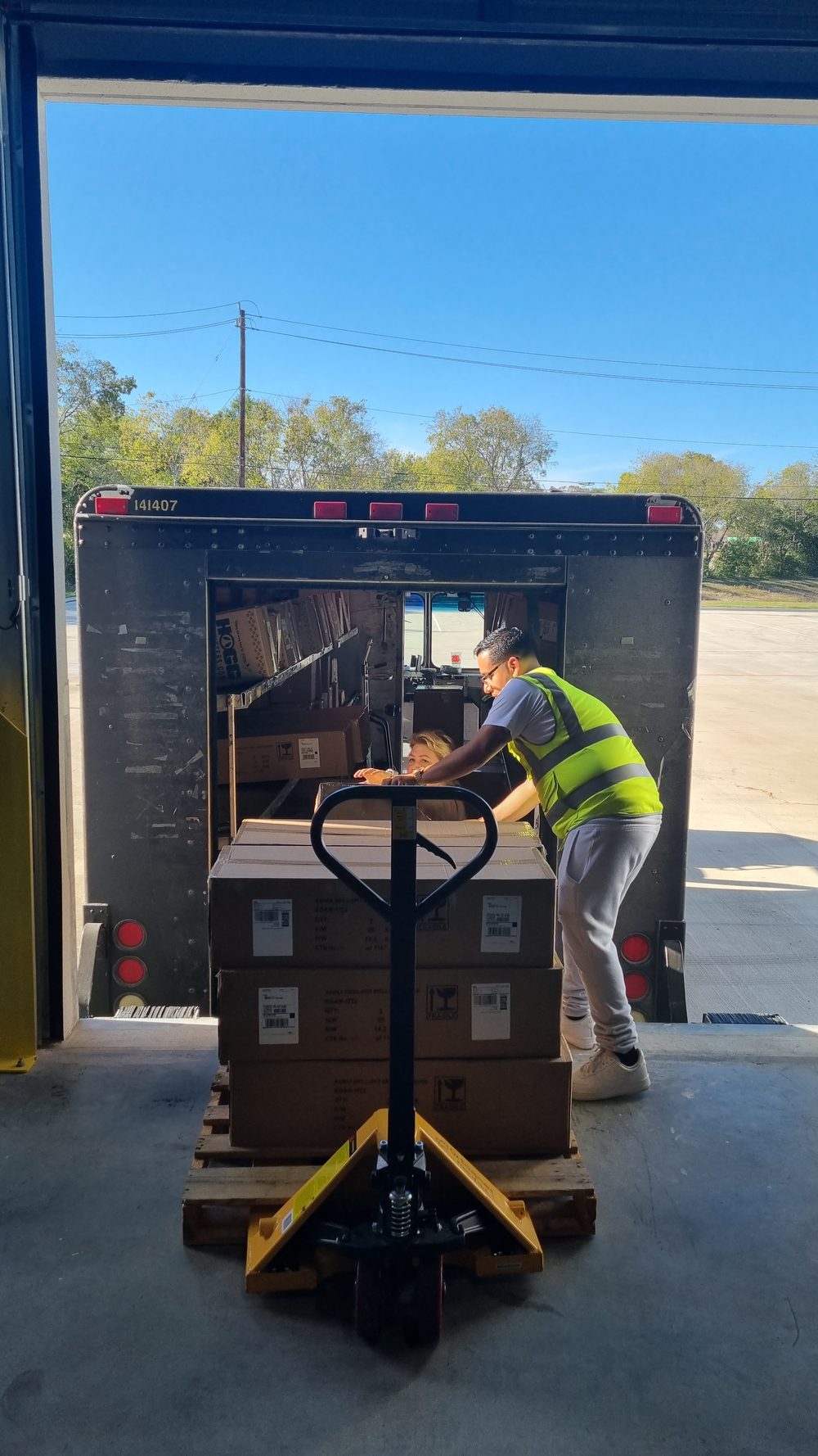 Equipo de Chronos USA cargando cajas en un tráiler en el almacén de Houston