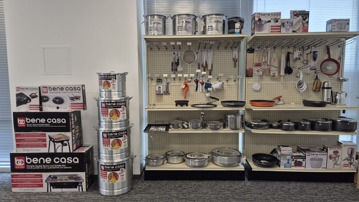 Productos de clientes organizados en racks en Chronos USA